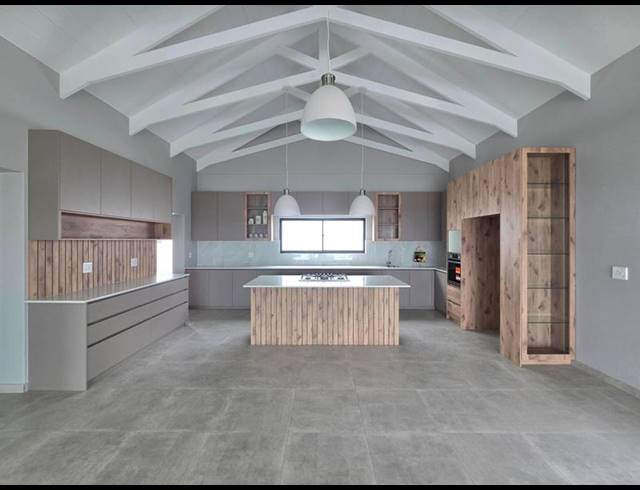4 BEDROOM HOUSE FOR SALE IN DA GAMA BAY